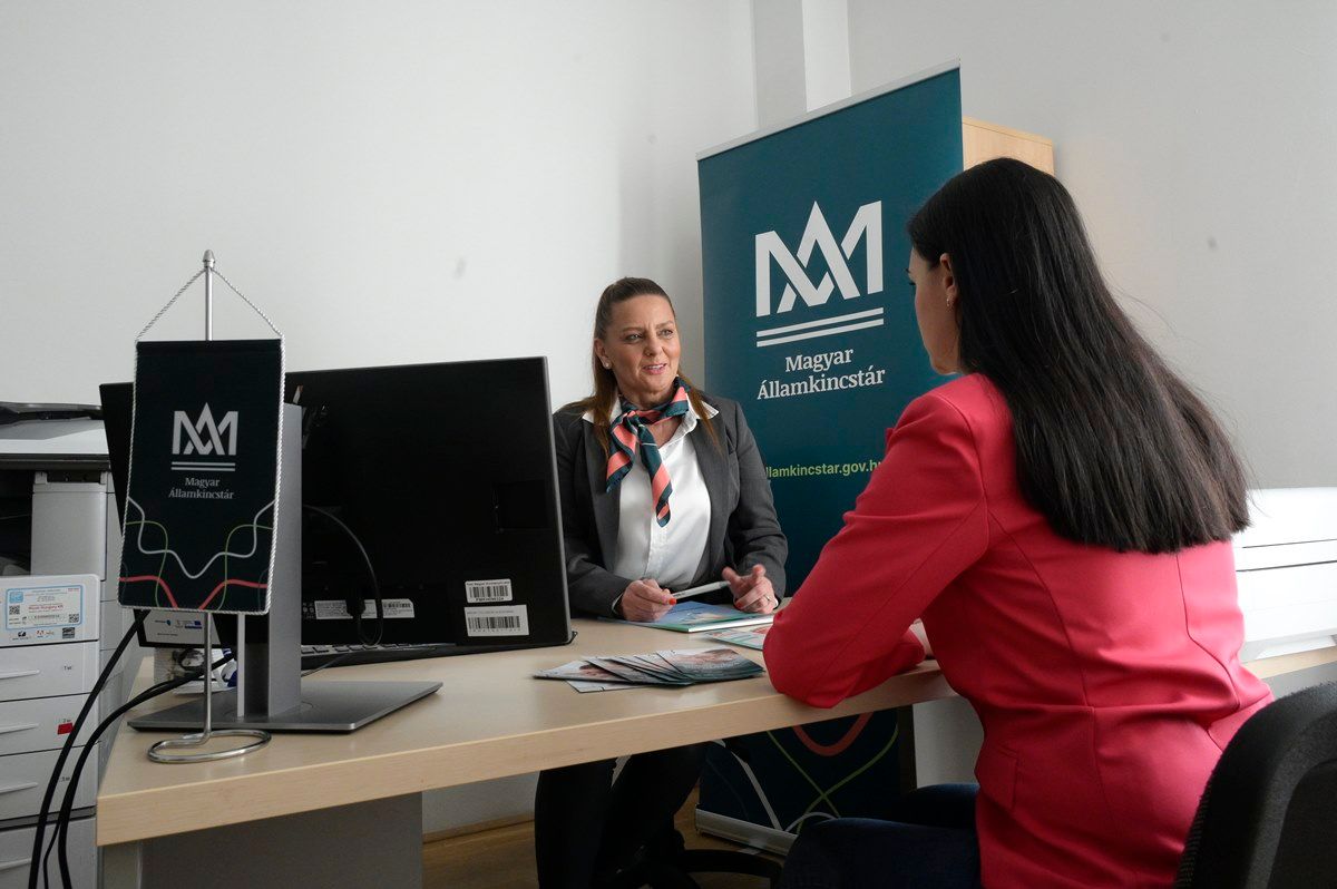 A pilisvörösvári járási hivatalban átadott állampapír-értékesítési pont. Fotó: MTI/Koszticsák Szilárd
