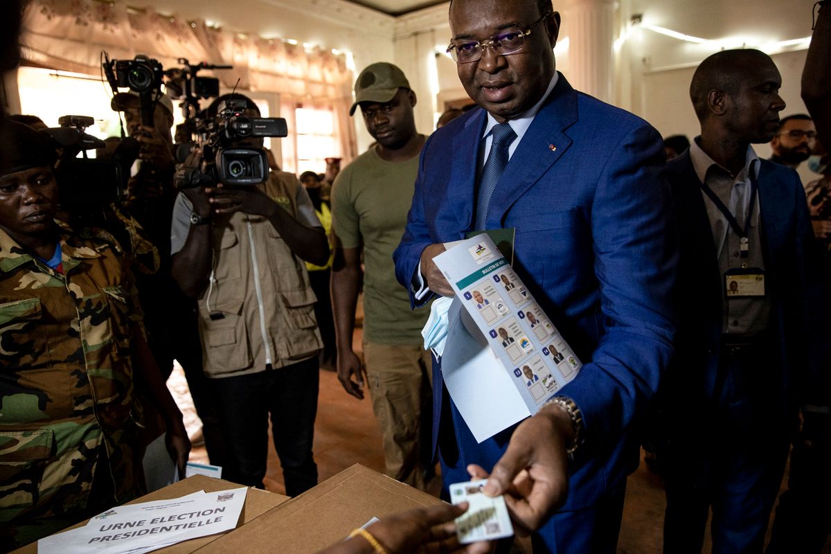 Anicet-Georges Dologuele (jobbról a második), Faustin Archange Touadéra hivatalban lévő elnök kihívója sajtótájékoztatót tart, miután leadta voksát egy szavazóhelyiségben az elnök- és parlamenti választások első fordulójában Banguiban 2020. december 27-én. (MTI/ AP)