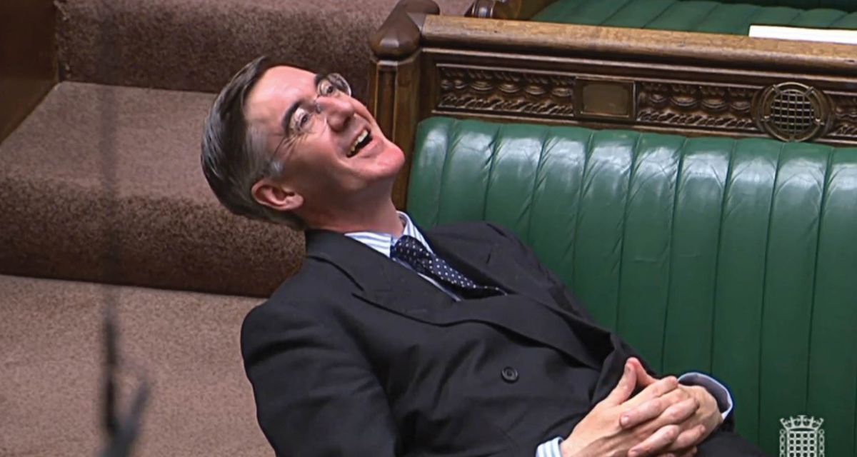 Jacob Rees-Mogg, a brexitpárti konzervatív kemény mag képviselője hanyag eleganciával adta a világ tudtára, mennyire megviselte  az éjszakába nyúló parlamenti vita.<br>FOTÓ: HOUSE OF COMMONS/PA IMAGES VIA GETTY IMAGES