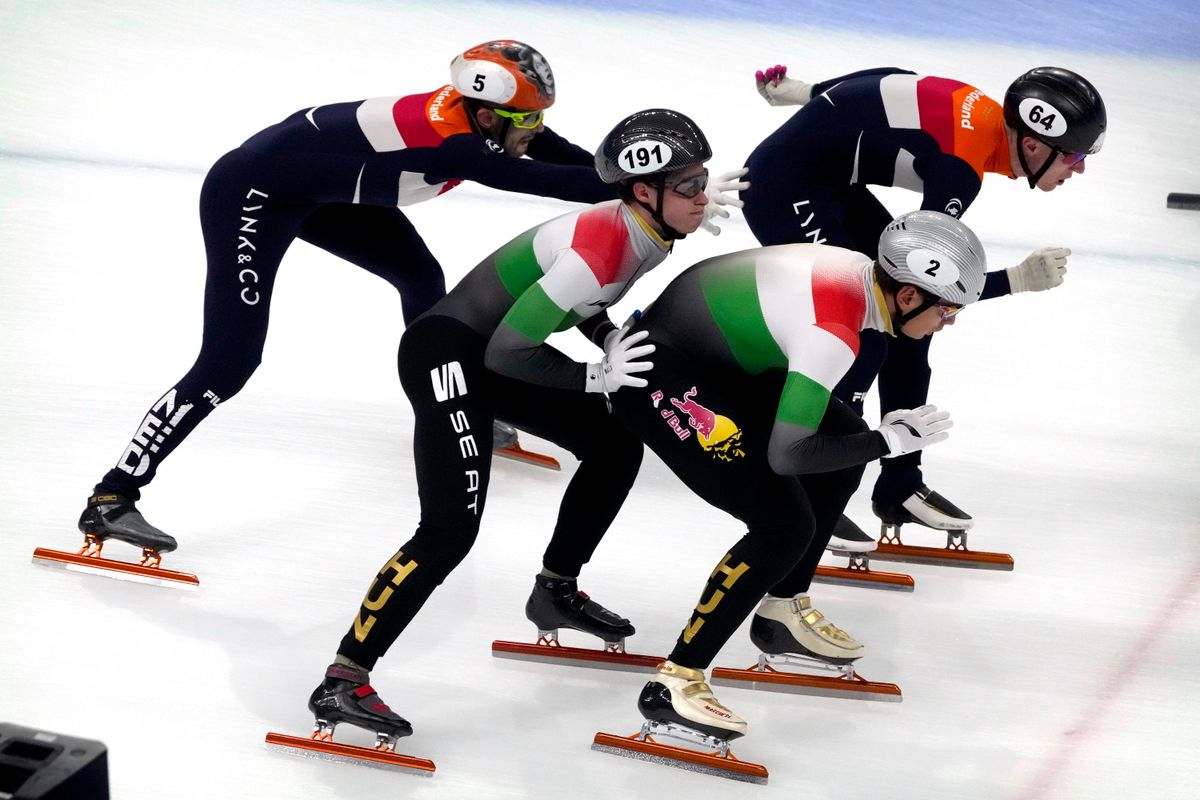 A magyar (az előtérben) és a holland csapat vált a rövid pályás gyorskorcsolya-világkupa pekingi viadala férfi 5000 méteres váltóversenyének negyeddöntőjében a Fővárosi Sportcsarnokban 2021. október 22-én. A viadal a 2022-es pekingi téli olimpia egyik teszteseménye volt. MTI/AP/Mark Schiefelbein