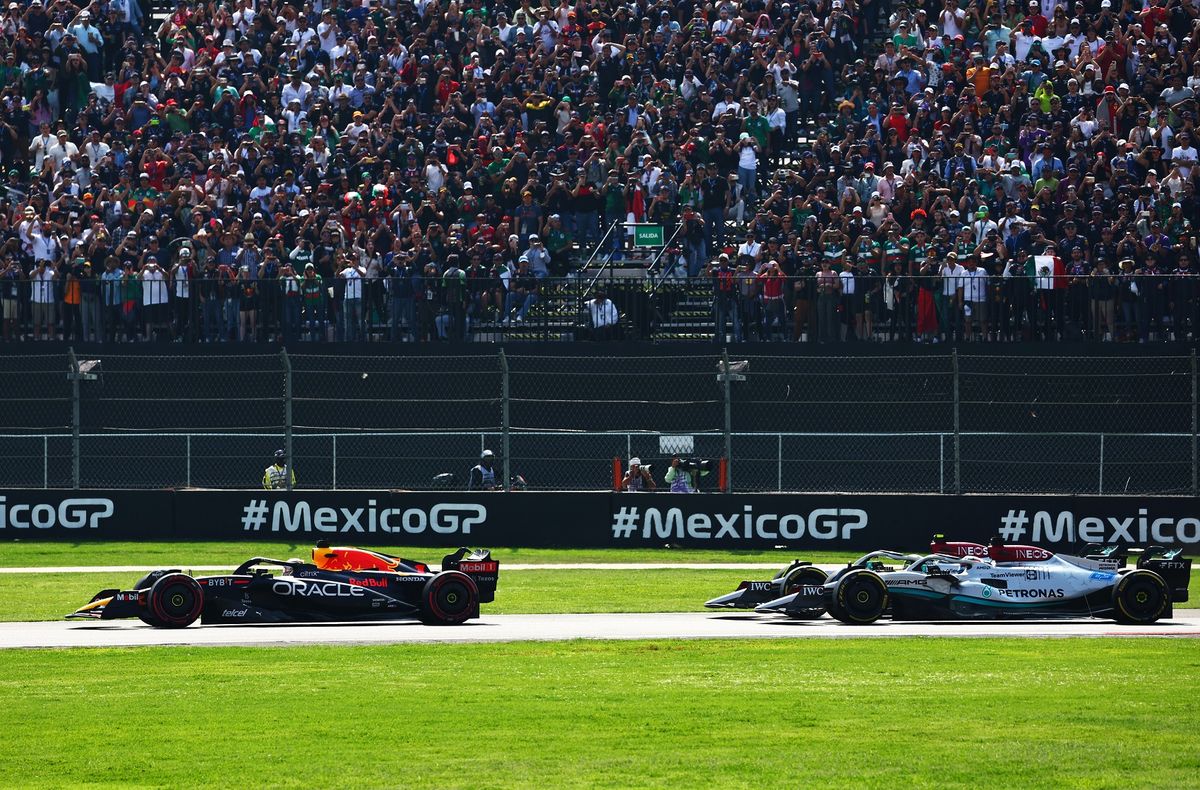 A rajt után a két Mercedes üldözte Verstappent (Fotó: Mark Thompson / Getty Images / Red Bull Content Pool)