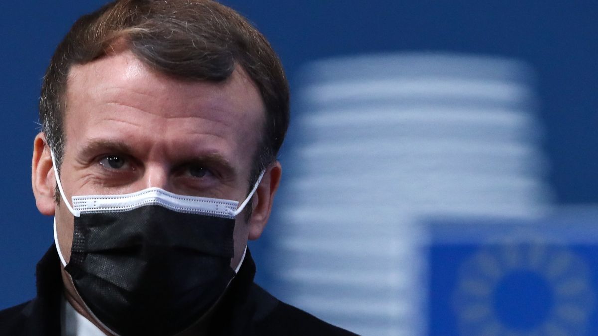 Emmanuel Macron francia elnök az Európai Unió állam- és kormányfőinek kétnaposra tervezett csúcsértekezletére érkezik Brüsszelben 2020. december 10-én. (MTI/EPA/Reuters/Yves Herman)