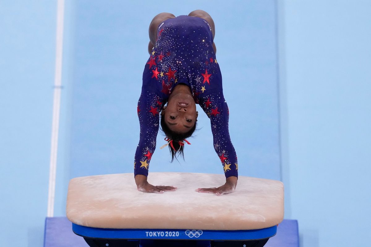 Az amerikai Simone Biles ugrása tokiói nyári olimpia női tornászbajnokságának selejtezőjében a tokiói Ariake Tornaközpontban. Fotó: MTI/AP/Ashley Landis