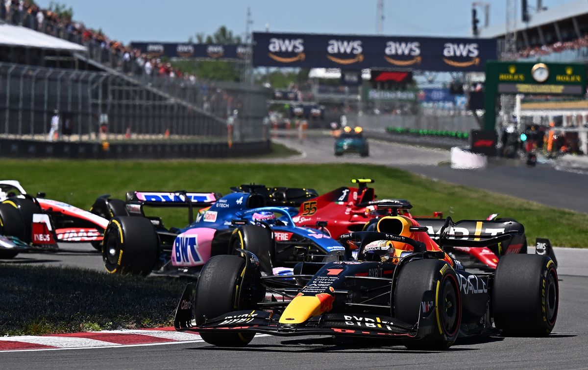 Verstappen megtartotta első helyét a rajt után, mögötte Alonso védi pozícióját. Fotó: Clive Mason/Getty Images/Red Bull Content Pool