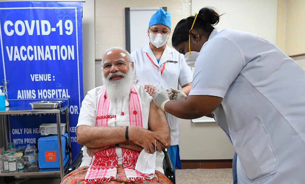 Narendra Modi indiai miniszterelnök Twitter oldalán közzétett képen beoltják a kormányfőt a koronavírus elleni vakcinával Újdelhiben 2021. március 1-jén. (MTI/AP/Narendra Modi indiai miniszterelnök Twitter oldala)