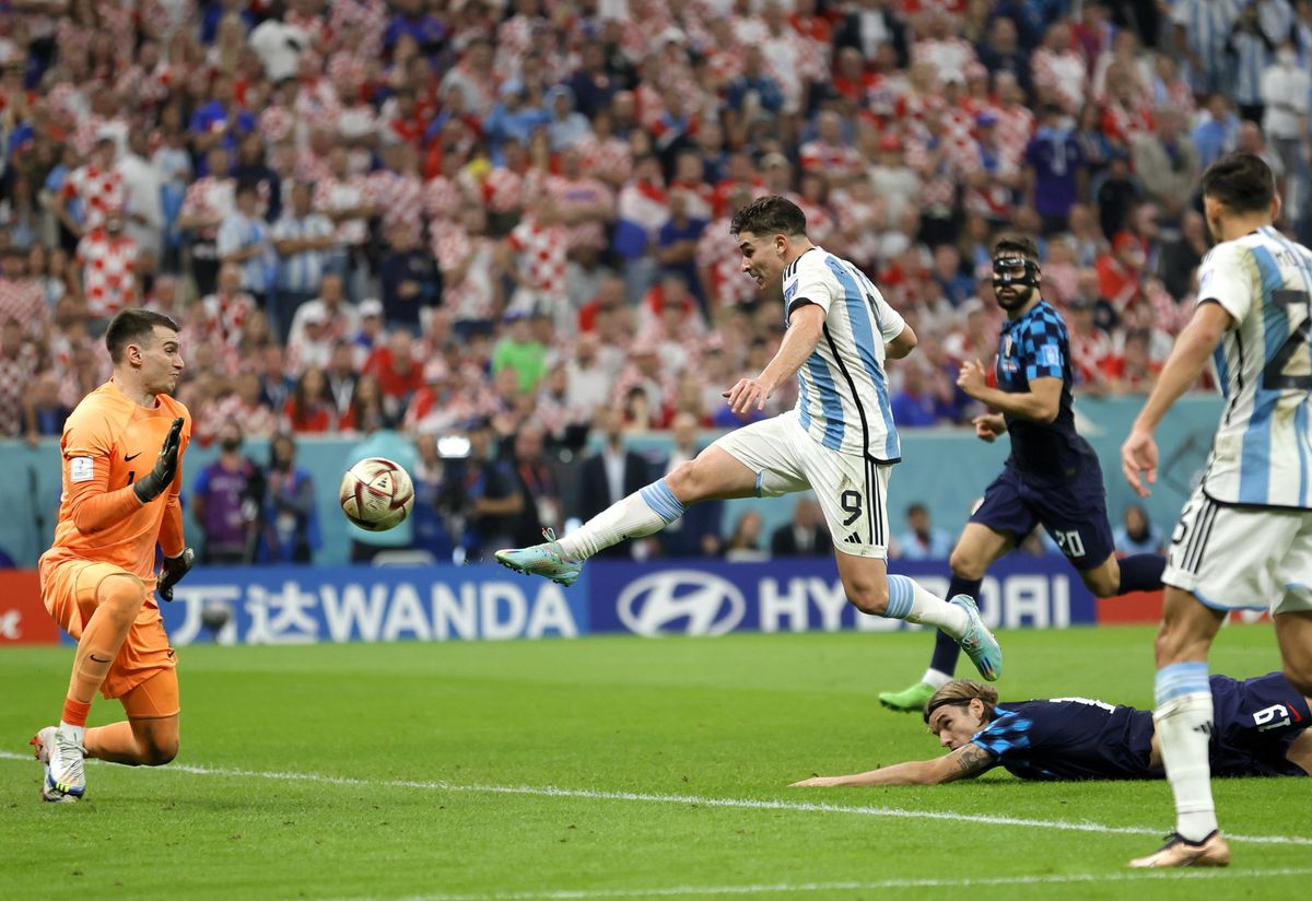 Az argentin Julian Alvarez (k) gólt szerez a katari labdarúgó-világbajnokság Horvátország-Argentína elődöntő mérkőzésen. Fotó: MTI/EPA/Ronald Wittek