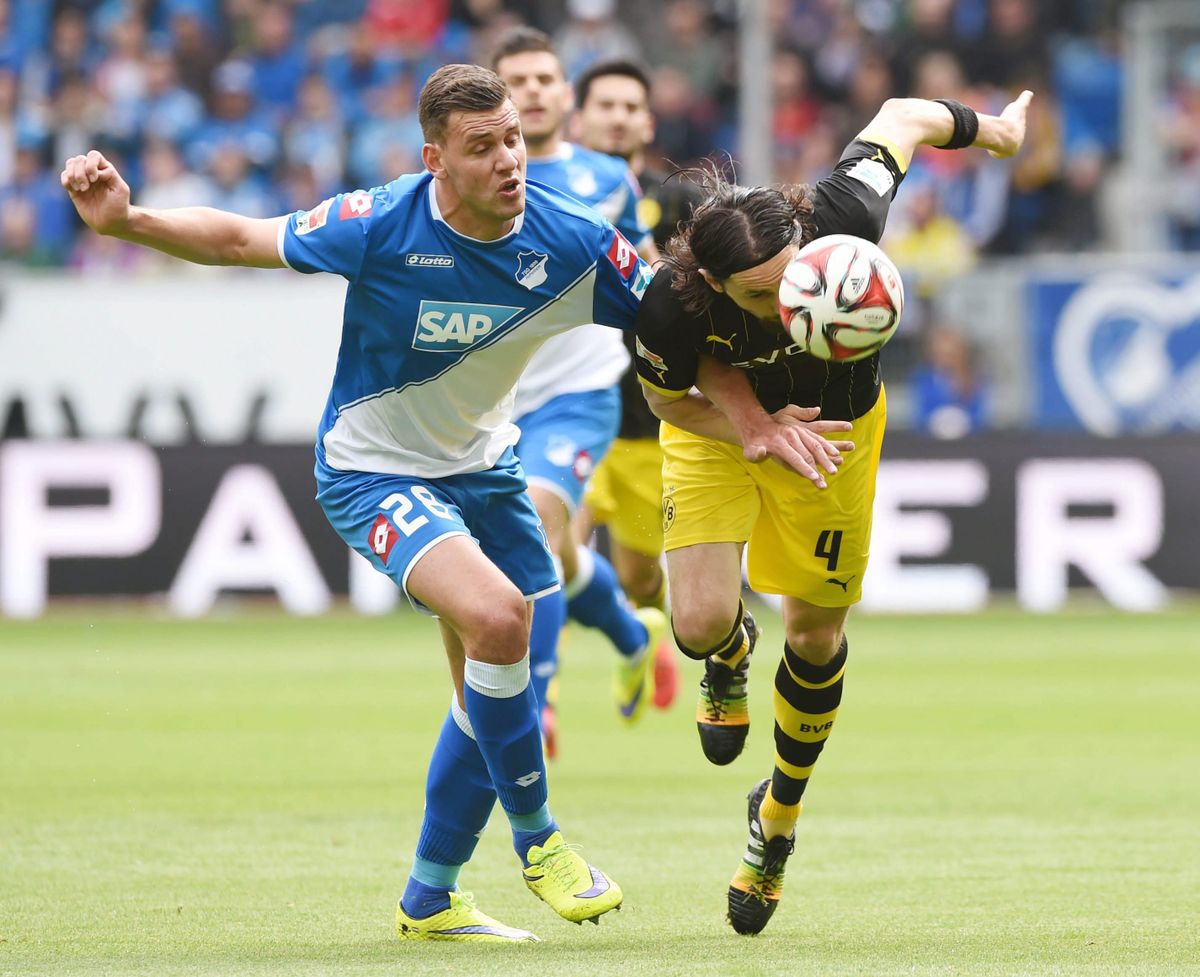 Szalai Ádám, az 1899 Hoffenheim magyar csatára (b) és Neven Subotic, a Borussia Dortmund játékosa a német első osztályú labdarúgó-bajnokság 2015. május 2-i mérkőzésén a sinsheimi Rhine-Neckar Arénában. Fotó: MTI/EPA/Uli Deck