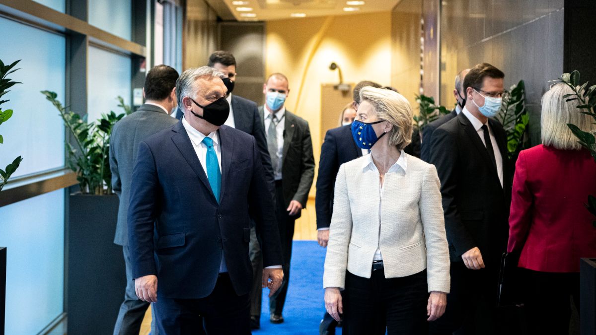 Orbán Viktor miniszterelnök (b) és Ursula von der Leyen, azEurópaiBizottság elnökének (j) találkozója azEurópaiBizottság épületében Brüsszelben 2021. április 23-án. (MTI/Miniszterelnöki Sajtóiroda/Benko Vivien Cher)