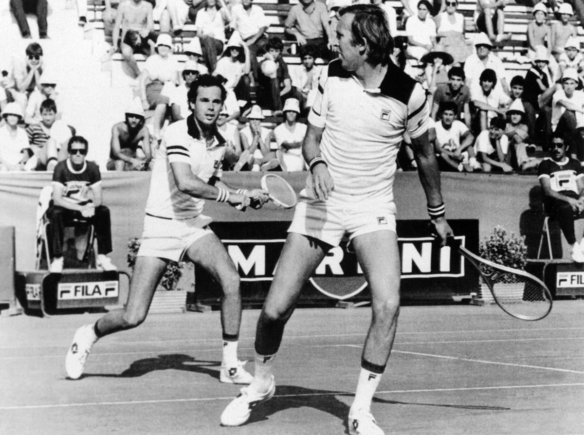 Taróczy Balázs és Szőke Péter akcióban, 1979. július 14-én, az Olaszország-Magyarország Davis Kupa teniszmérkőzésen az Adriano Panatta és Paolo Bertolucci elleni játszmában. A mérkőzést a magyar páros nyerte meg. Fotó: (MTI/UPI)