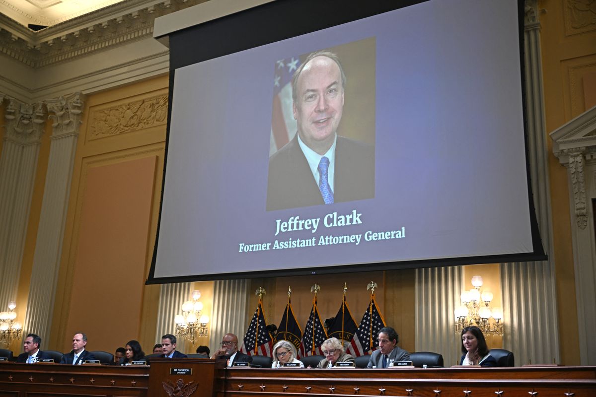 Jeffrey Clarkot, a Trump-kormányzat volt helyettes főügyészét faggatják a  képviselőházi vizsgálóbizottság ülésén Washingtonban 2022. június 23-án    (forrás: MANDEL NGAN / AFP)