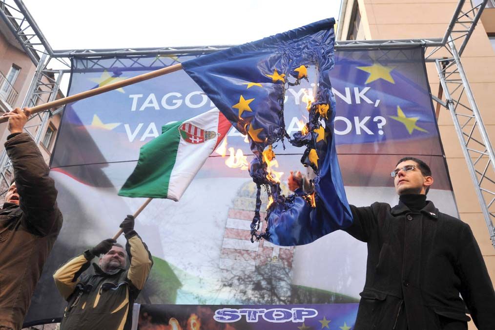 Novák Előd uniós zászlót éget pártja Tagok legyünk vagy szabadok? elnevezésű tüntetésén az Európai Bizottság Magyarországi Képviselete előtt 2012-ben.<br>Fotó: MTI / Koszticsák Szilárd 