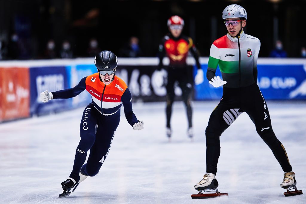 A magyar csapat befejező embere, Liu Shaolin Sándor (jobbra) a második helyen ért célba a holland ellenfele mögött a 2000 méteres vegyes váltó döntőjében a rövid pályás gyorskorcsolyázók dordrechti világkupaversenyén 2021. november 28-án. Facebook ISU Short Track (Nemzetközi Korcsolyázószövetség)