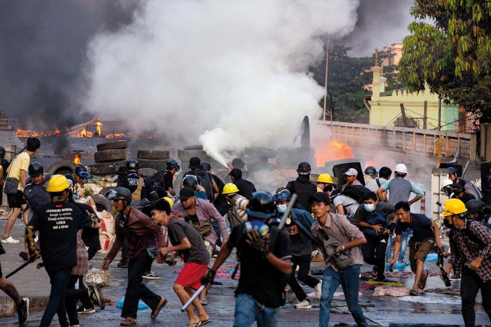 A puccs ellen tüntető mianmariak Rangunban március 16-án. <br> Fotó: REUTERS / Aung Kyaw Htet / SOPA Images / Sip