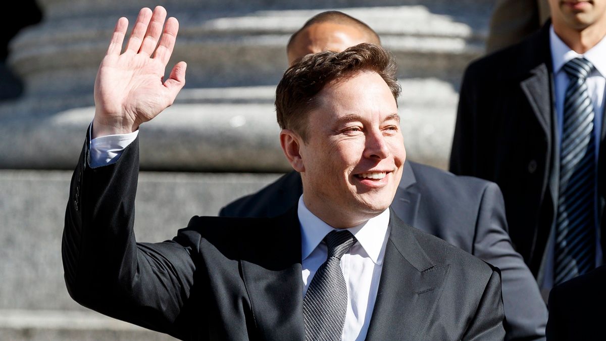 Elon Musk, a Tesla Motors vezérigazgatója távozik a meghallgatásáról egy New York-i bíróságról 2019. április 4-én. Muskot az Egyesült Államok Biztonsági és Kereskedelmi Bizottsága (SEC) perelte be a bizottsággal előzőleg kötött megállapodásának állítólagos megsértése miatt. MTI/EPA/Justin Lane