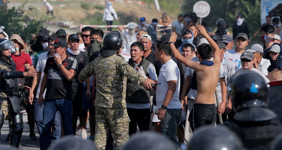 Almazbek Atambajev volt kirgiz államfő támogatói összeszólalkoznak a rendőrökkel Atambajev házának közelében, a főváros, Biskek melletti Koj-Tas faluban 2019. augusztus 8-án.<br>Fotó: MTI/EPA/Igor Kovalenko