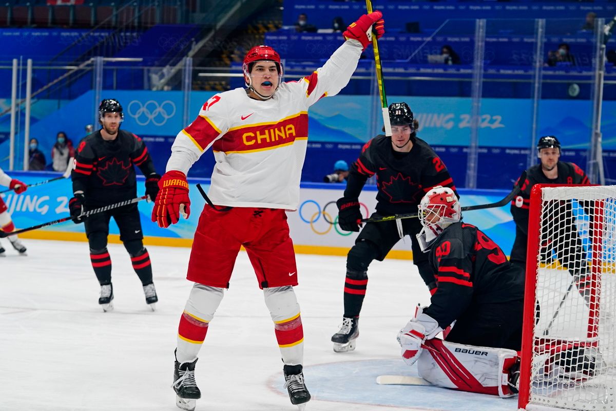 A kínai Cory Kane (47) a 2022-es téli olimpia férfi jégkorongtornájának a negyeddöntőbe jutásért játszott Kanada-Kína mérkőzésén. Fotó: MTI/AP/Matt Slocum