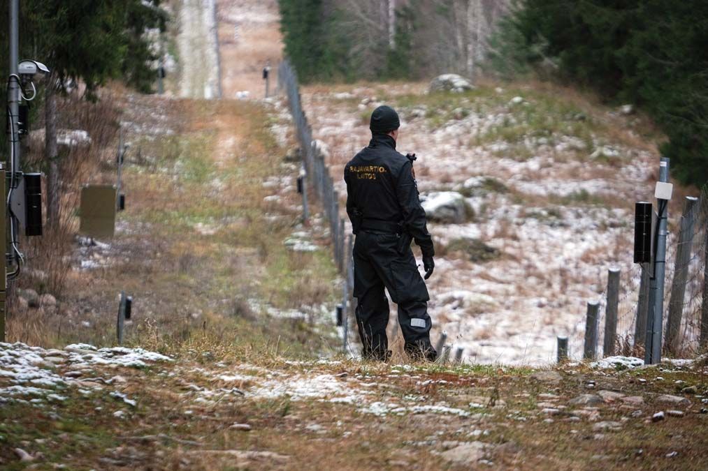  Finn határőr az orosz határon emelt kerítésnél <br> Fotó: AFP / Alessandro Rampazzo