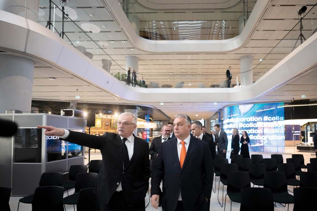 Hernádi Zsolt elnök-vezérigazgató Orbán Viktor miniszterelnökkel az új Mol Campusban 2022. december 8-án <br> Fotó: MTI / Miniszterelnöki Sajtóiroda / Benko Vivien Cher