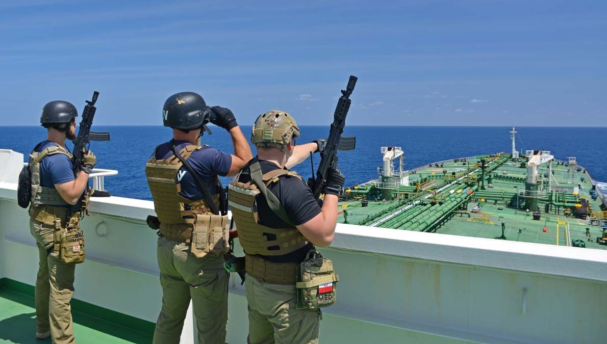 Tankhajó őrsége az Ádeni-öbölben. Régóta veszélyeztetik a helyi vizeket a szomáli kalózok. <br> Fotó: Shutterstock