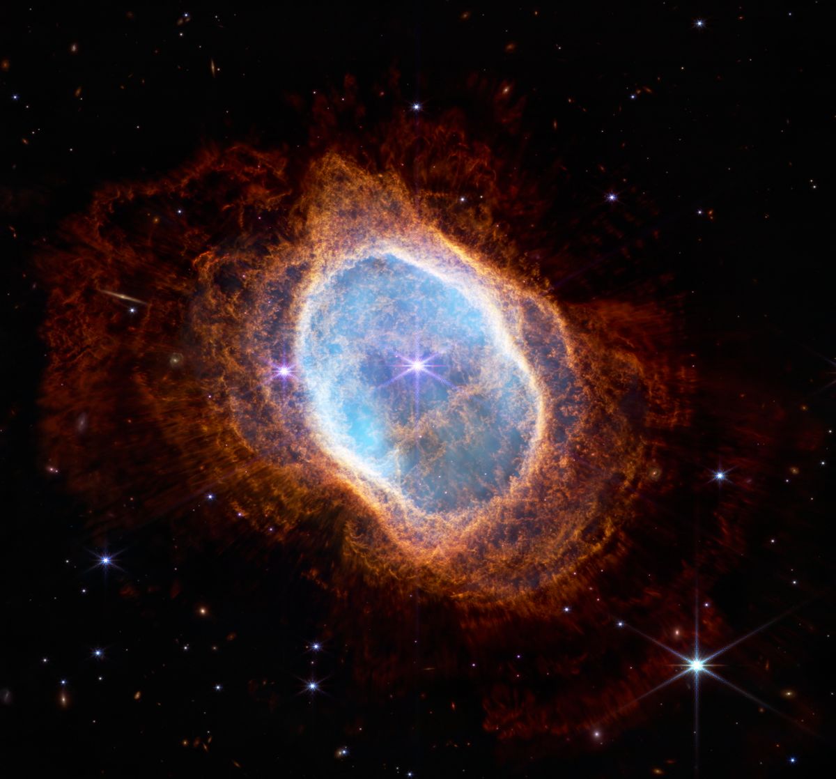 A James Webb amerikai űrteleszkóp által először közel infravörös fényben készített kép az NGC 3132, más néven Caldwell 74 vagy Déli Gyűrű csillagköd közepén lévő fényes csillagról a NASA pasadenai Jet Propulsion Laboratóriumában (MTI/AP/NASA, ESA, CSA, STScI/Space Telescope Science Institute Office of Public Outreach)