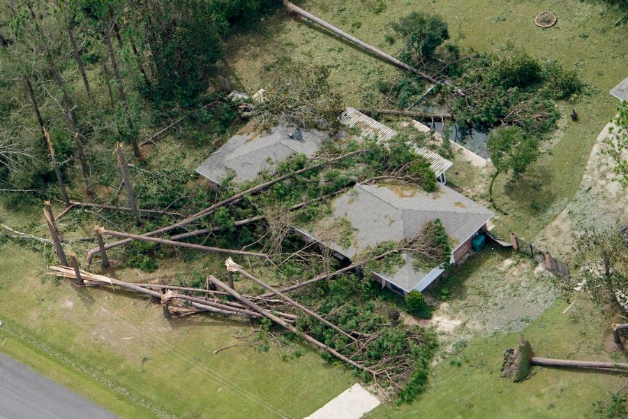 Légi felvétel egy lakóházra dőlt fákról a Laura hurrikán elvonulása után a Louisiana állambeli Lake Charles közelében 2020. augusztus 27-én. <br>Fotó: MTI/AP/David J. Phillip