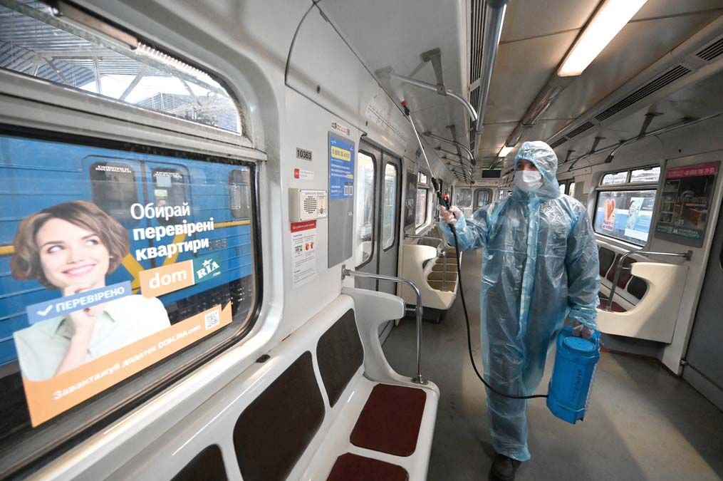 Kijevben metrókocsit fertőtlenítenek november elején. Ukrajna felnőtt lakosságának negyven százaléka vette fel a védőoltás legalább egy adagját. <br> Fotó: AFP / Supinsky