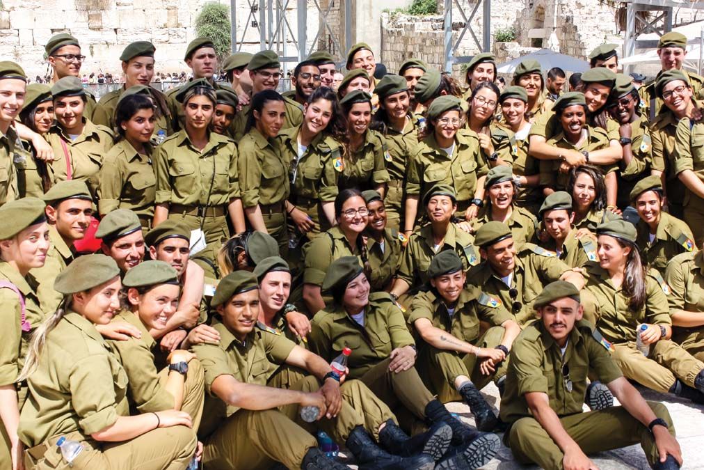 A fiatal férfiakat és nőket egyaránt besorozzák Izraelben <br> Fotó: Shutterstock