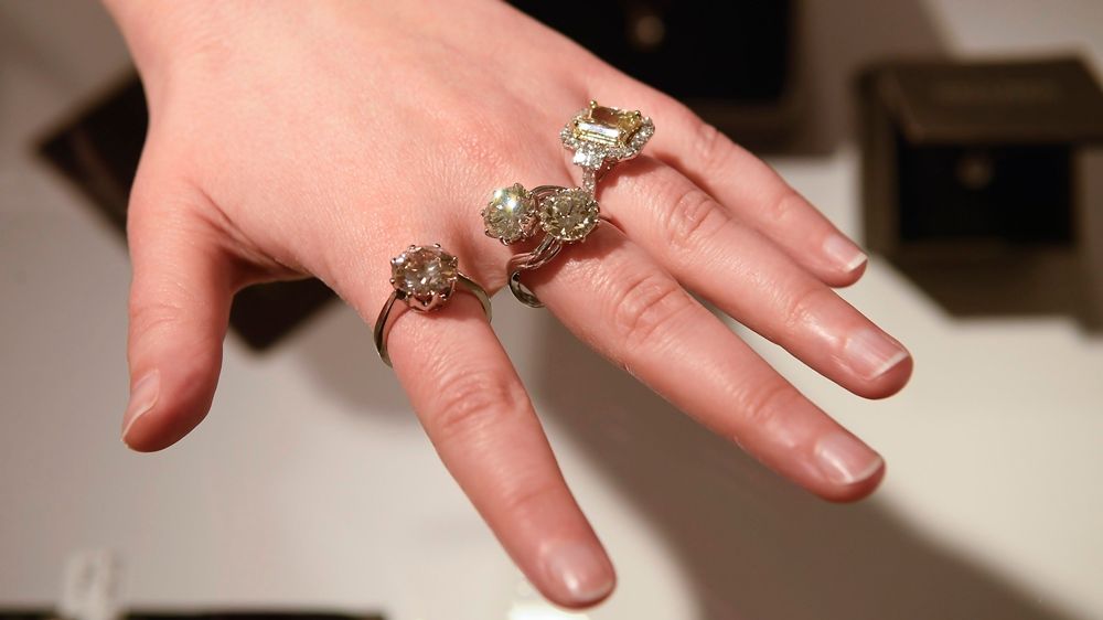Több mint harmincmillió forint összértékű gyémántgyűrűk a BÁV 80. Művészeti aukcióján árverezett tárgyak kiállításán. Fotó: MTI/Kovács Tamás