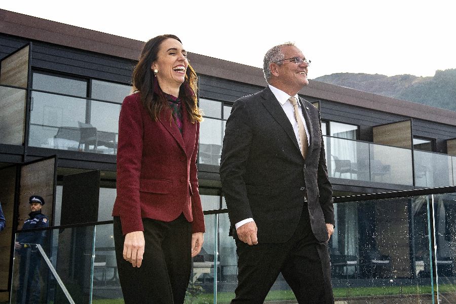  Jacinda Ardern új-zélandi és Scott Morrison ausztrál miniszterelnök: mosoly és covidszigor a déli féltekén <br> Fotó: AFP/Pool/Joe Allison