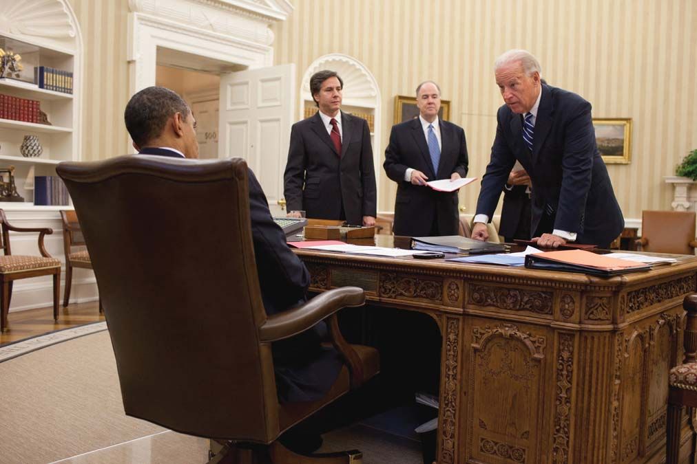 Antony Blinken, az új külügyminiszter (háttérben, vörös nyakkendőben) már Barack Obama idején is Joe Biden mellett szolgált. <br> Fotó: REUTERS / Pete Souza 