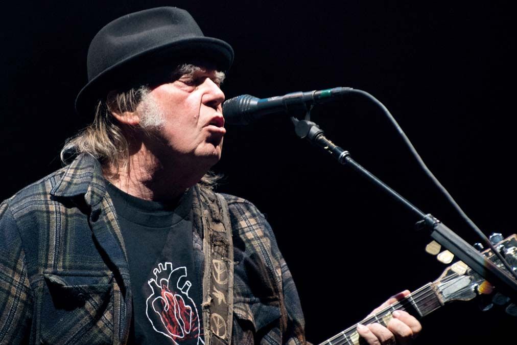 Neil Young, a veterán rocker haragosan elhatárolódott Joe Rogantől. <br> Fotó: AFP / Alice Chiche