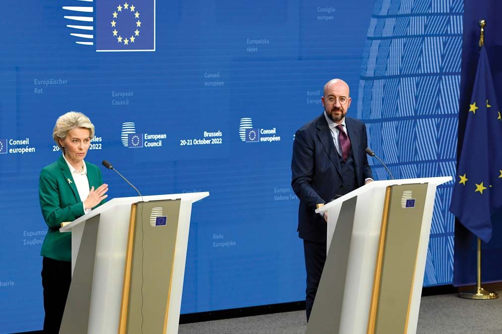 Ursula von der Leyen, az Európai Bizottság és Charles Michel, az Európai Tanács elnöke. Brüsszel még mindig nem hajlandó kiutalni a forrásokat hazánknak <br> Fotó: MTI / AP / Geert Vanden Wijngaert