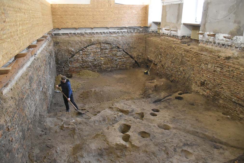 Az egykori refektóriumban folyik a bontómunka, a középkori objektumok feltárása <br>Fotó: Nyitóképen: A kerámialeletekegy része.Fotó: Hírös.hu,Borda Máté