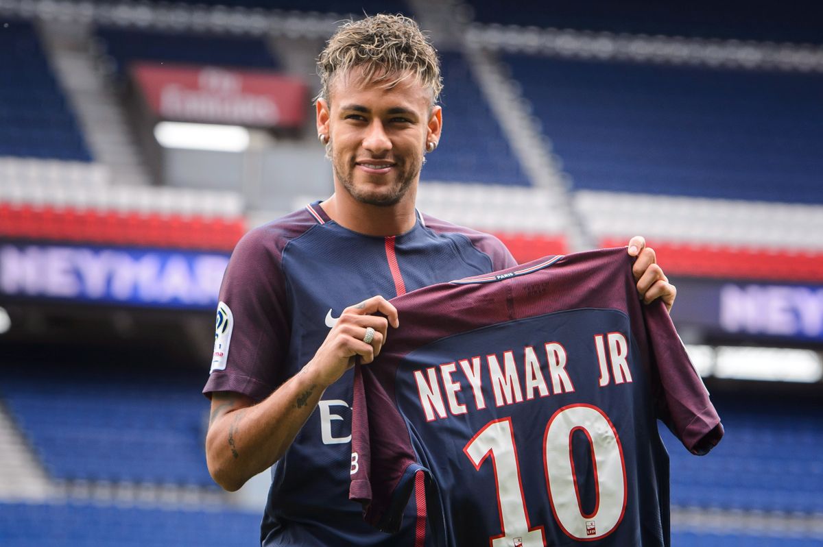 A képen: A Paris Saint-Germain francia csapathoz újonnan átigazolt Neymar brazil labdarúgó fotózáson vesz részt a párizsi Parc des Princes stadionban 2017. augusztus 4-én. Neymar lett a futballtörténelem legdrágább játékosa, miután a Paris Saint-Germain 222 millió euróért (67,4 milliárd forintért) megvásárolta a spanyol Barcelonától. Fotó: MTI/EPA/Christophe Petit Tesson