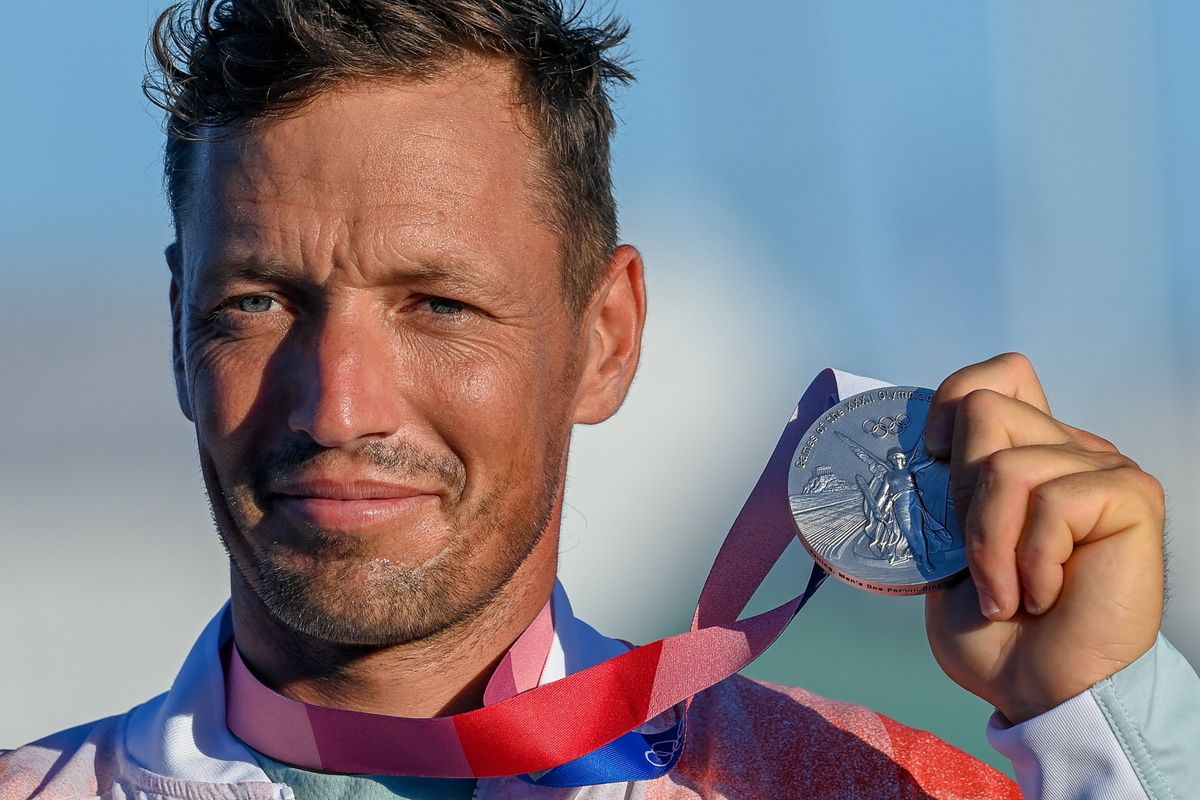 A képen: Az ezüstérmes Berecz Zsombor a vitorlázók Finndingi versenyének éremfutama utáni eredményhirdetésen a világméretű koronavírus-járvány miatt 2021-re halasztott 2020-as tokiói nyári olimpián az Enosimai Jachtkikötőben 2021. augusztus 3-án. MTI/Czeglédi Zsolt
