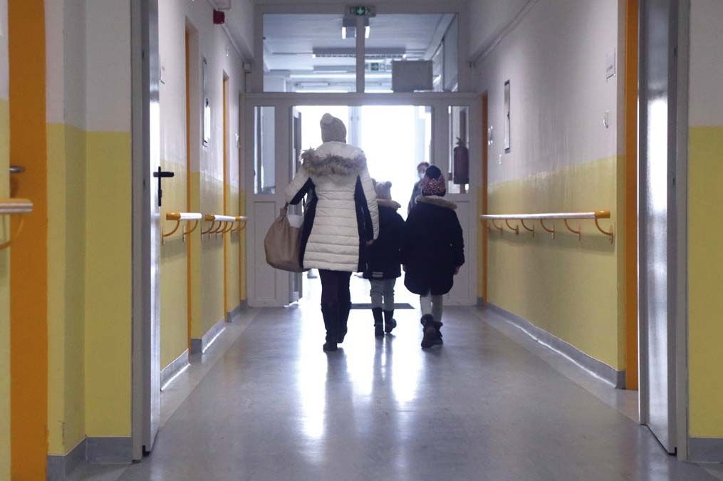 Gyerekek a Borsod-Abaúj-Zemplén Megyei Központi Kórház és Egyetemi Oktatókórházban kialakított oltóponton Miskolcon január 15-én. <br> Fotó: MTI / Vajda János