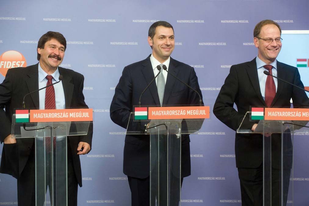 Áder János EP-képviselő, Lázár János, a Fidesz frakcióvezetője és Navracsics Tibor  miniszterelnök-helyettes sajtótájékoztatót tart az igazságszolgáltatási reformról 2011-ben. <br> Fotó: MTI / Kollányi Péter