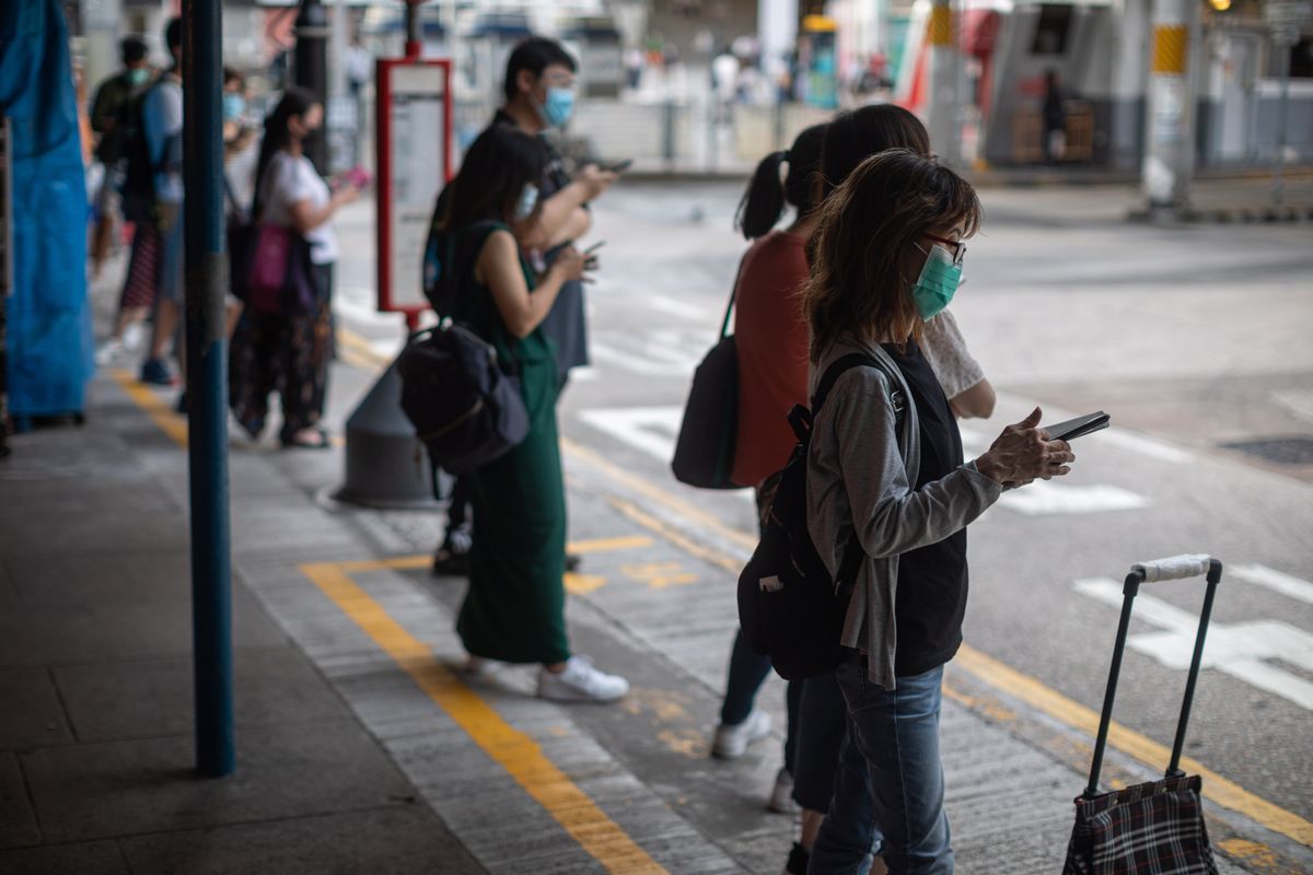 Védőmaszkot viselő emberek várják a buszt Hongkongban 2020. július 15-én. (MTI/EPA/Jerome Favre)