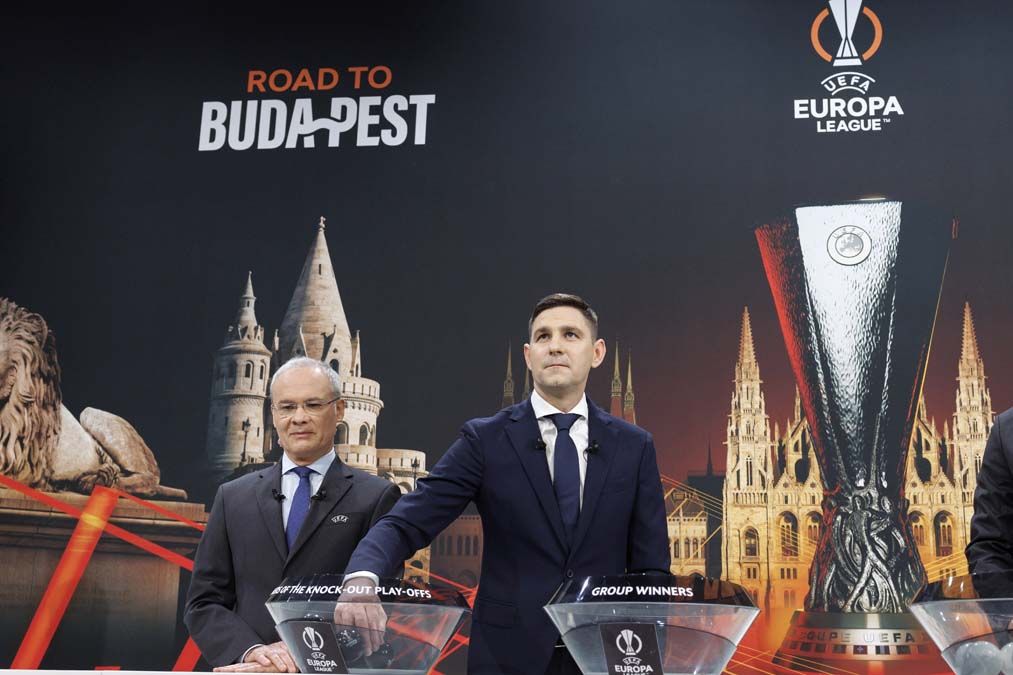 Gera Zoltán volt válogatott labdarúgó és Giorgio Marchetti, az UEFA főtitkárhelyettese az Európa-liga nyolcaddöntőjének  első körében megmérkőző csapatok sorsolásán <br> Fotó: MTI / EPA / Keystone Salvatore