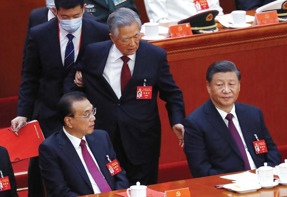 Hszi Csin-ping kínai elnök és két eltávolított riválisa: mellette Li Ko­-csiang miniszterelnök, mögötte pedig Hu Csin-tao volt elnök, akit kivezettek a kongresszus záróüléséről október 22-én <br> Fotó: MTI / EPA / Mark R. Cristino