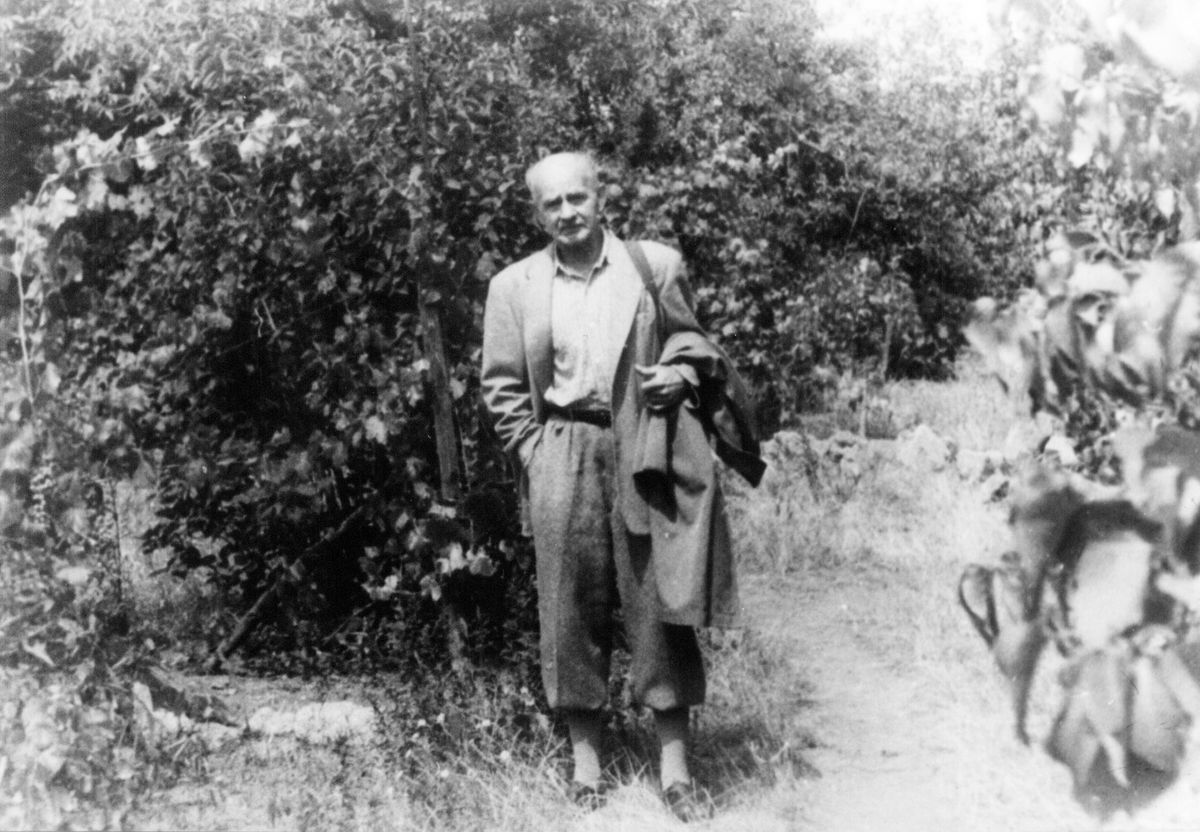 Hamvas Béla Szentendrén, a Cseresznyés úti kertben 1968-ban