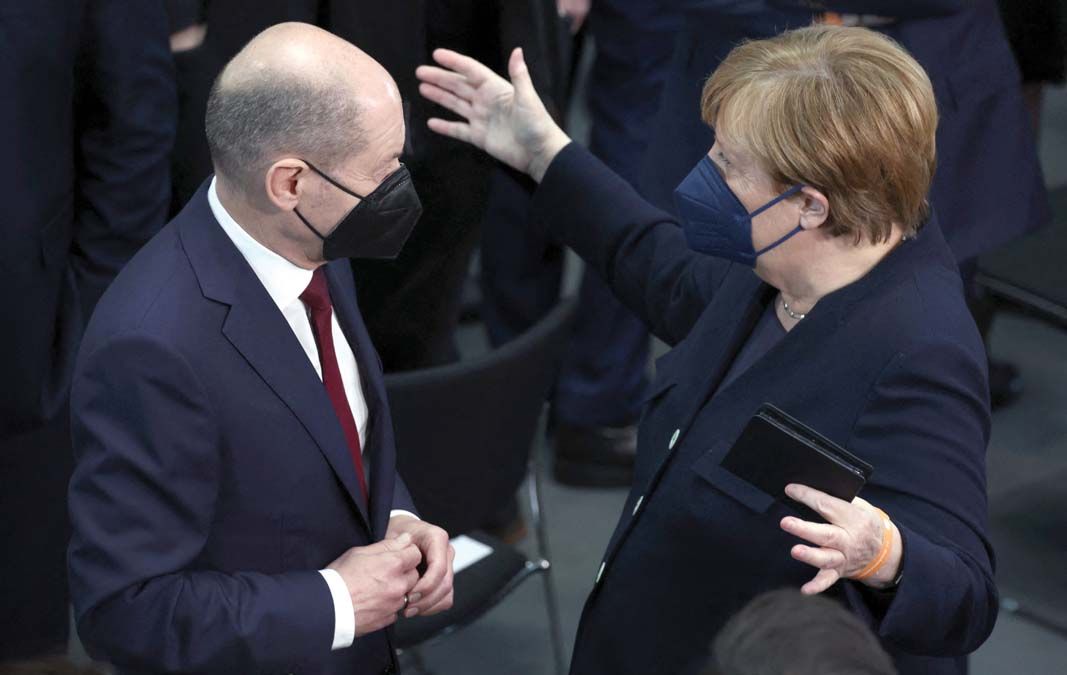 Olaf Scholz és Angela Merkel 2022 elején. Lesz még német hang? <br> Fotó:  AFP / Jens Schlueter
