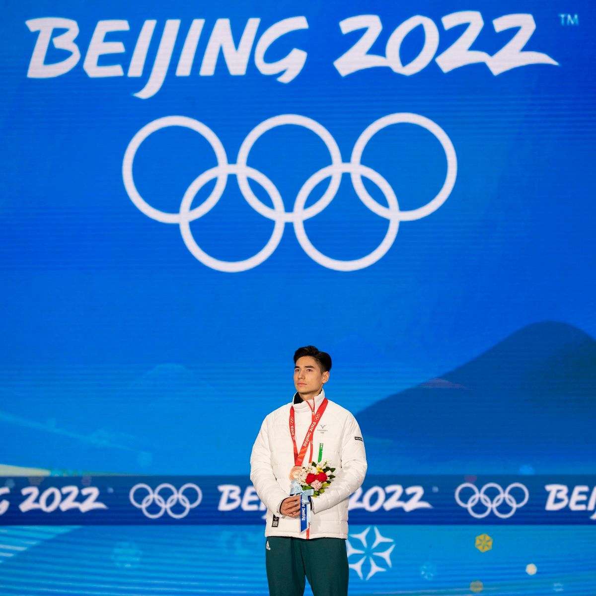 A Magyar Olimpiai Bizottság által közreadott képen a bronzérmes Liu Shaoang a férfi rövid pályás gyorskorcsolyázók 1000 méteres versenyének eredményhirdetésén a Fővárosi Fedett Stadionban a pekingi téli olimpián 2022. február 8-án. MTI/MOB/Molnár Ádám