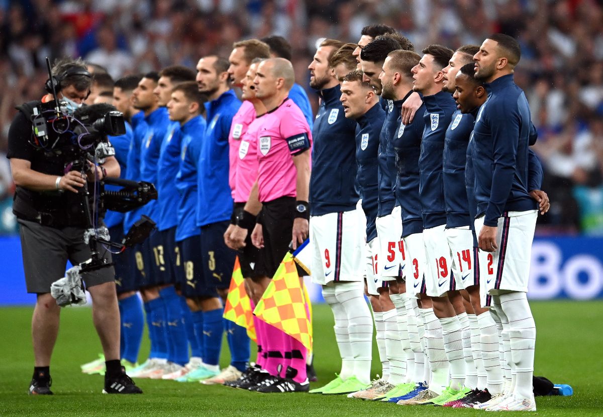 Az olasz (b) és az angol válogatott tagjai a 2020-as labdarúgó Európa-bajnokság döntőjének Olaszország-Anglia mérkőzése előtt a londoni Wembley stadionban 2021. július 11-én.<br>MTI/EPA Pool/Andy Rain