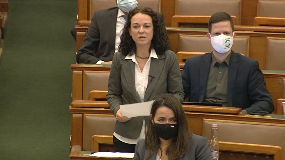 Szabó Tímea felszólalása közben.<br>Fotó: parlament.hu