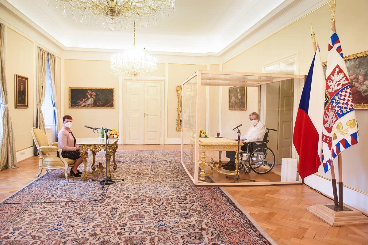 2021 decemberében a megromlott egészségű államfő így fogadta az alakulóban lévő Fiala-kormány leendő minisztereit. (fotó: Miloš Zeman hivatalos közösségi oldala)