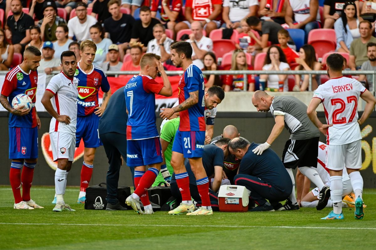Kvirtimov ütközése után nagy volt az ijedtség, az azeri játékos szerencsére már jobban van! Fotó: MTI/Vasvári Tamás