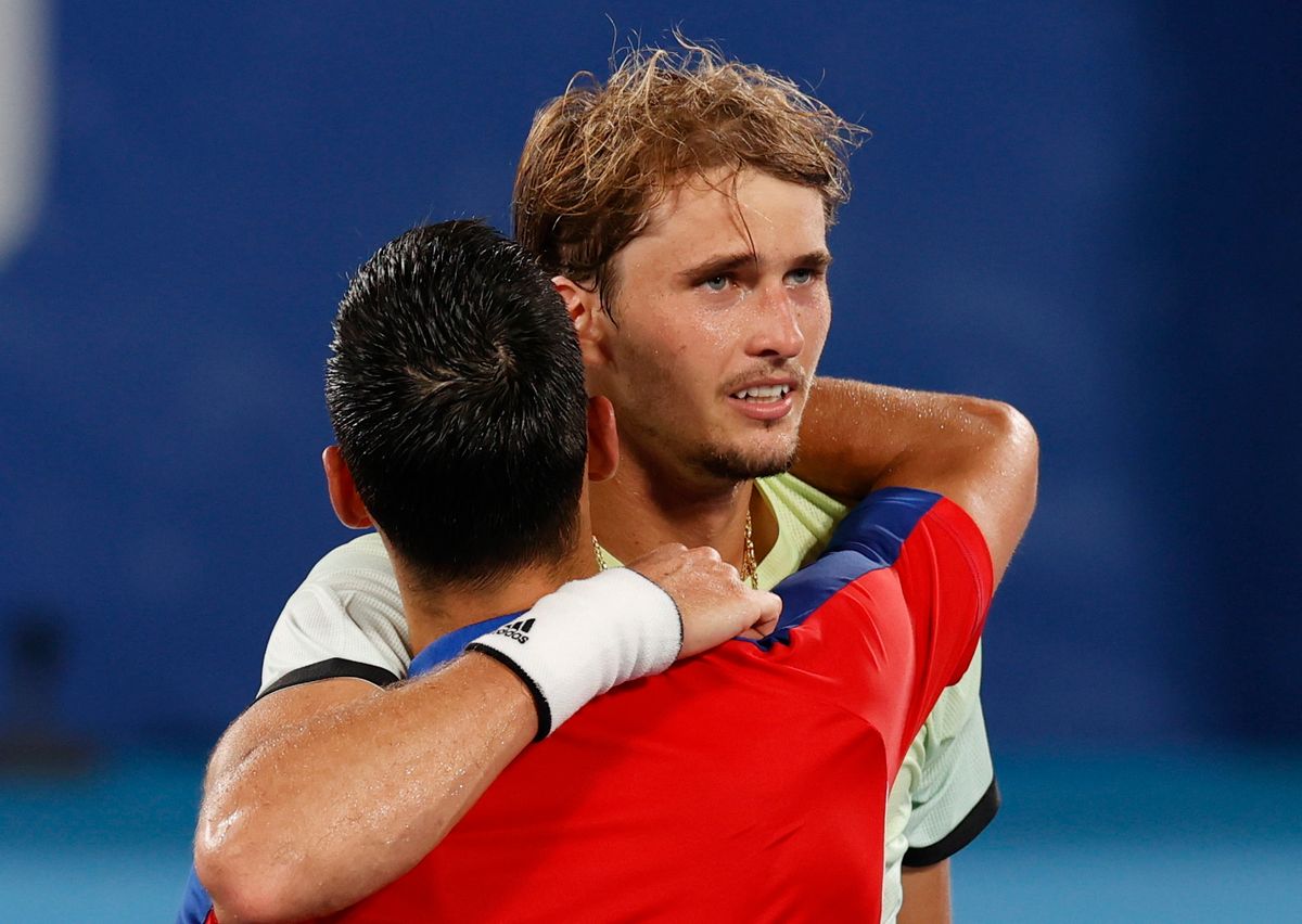 Alexander Zverev és Novak Djokovic a tokiói olimpia elődöntőjét követően. Fotó: MTI/EPA/Rungrodzs Jongrit