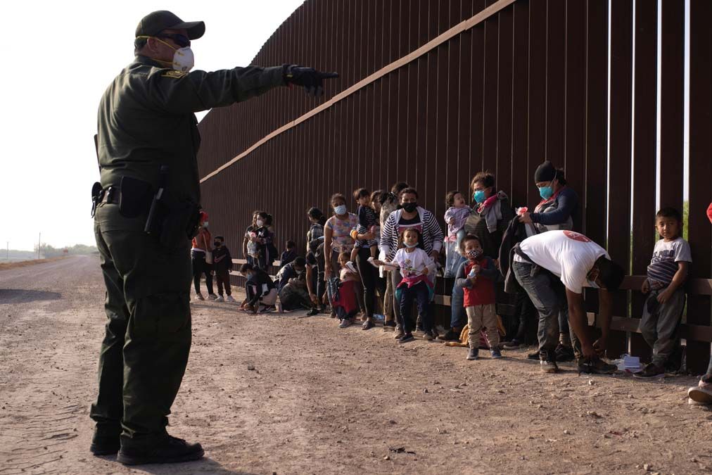.A fal árnyékában Texasban. <br> Fotó: Reuters / File Photo / Adrees Latif