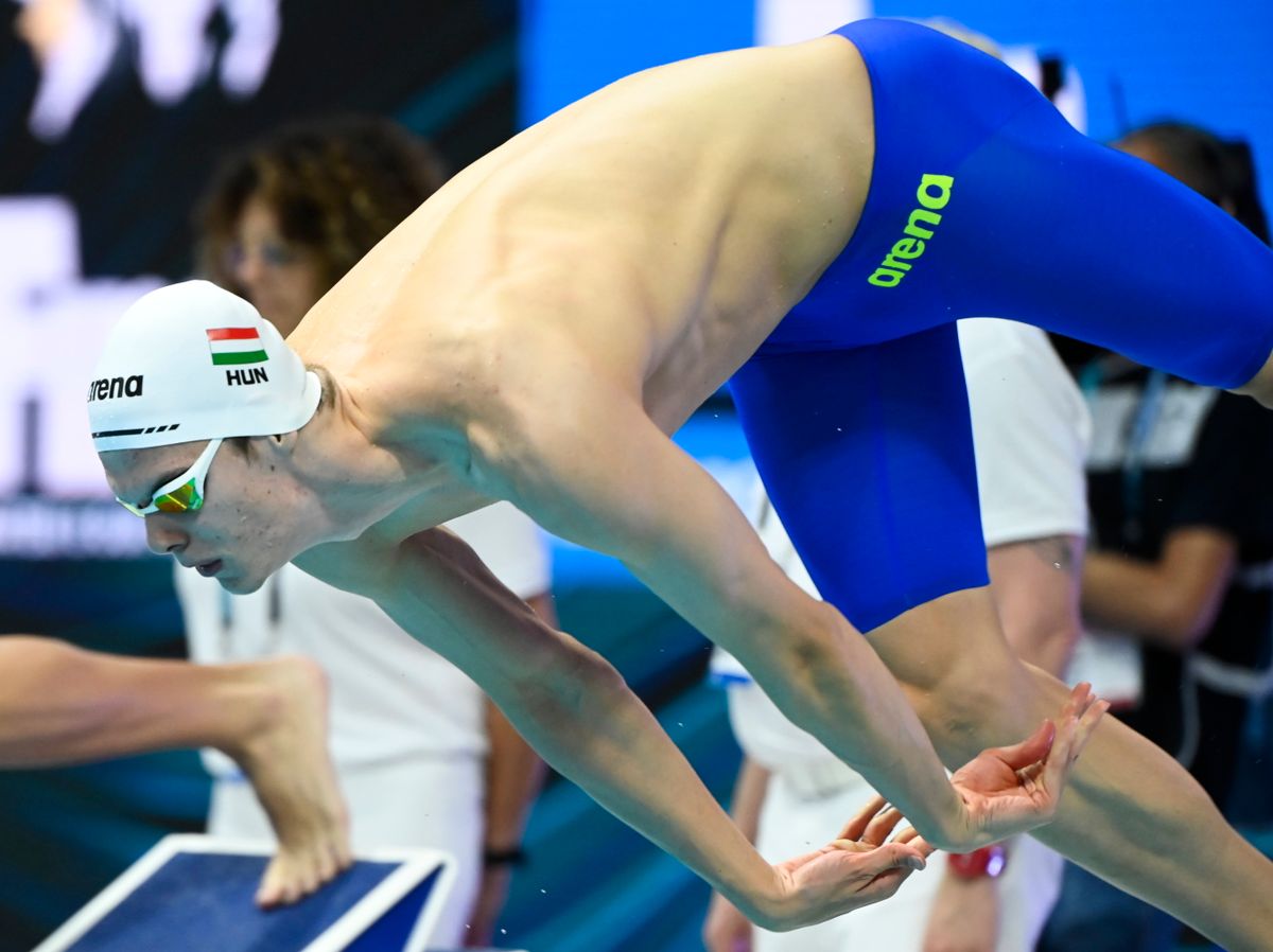 Kós Hubert rajtol a férfi 200 méteres vegyesúszás elődöntőjében a vizes világbajnokságon a Duna Arénában 2022. június 21-én. MTI/Kovács Tamás